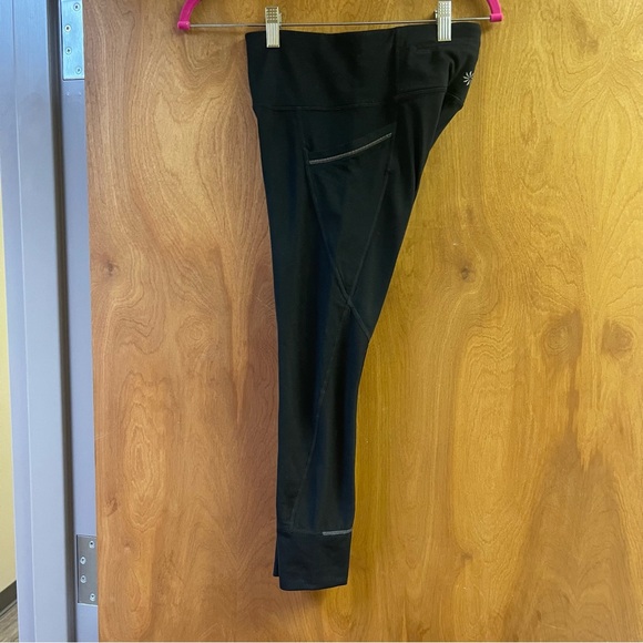 Athleta Relay Capri 2.0 Leggings Women XS Black Capri Side Pockets EUC - Picture 9 of 10